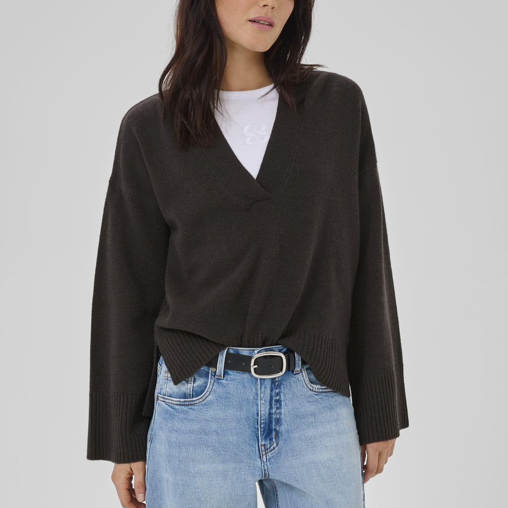 
                      
                        Huix V-Neck Pullover Espresso
                      
                    