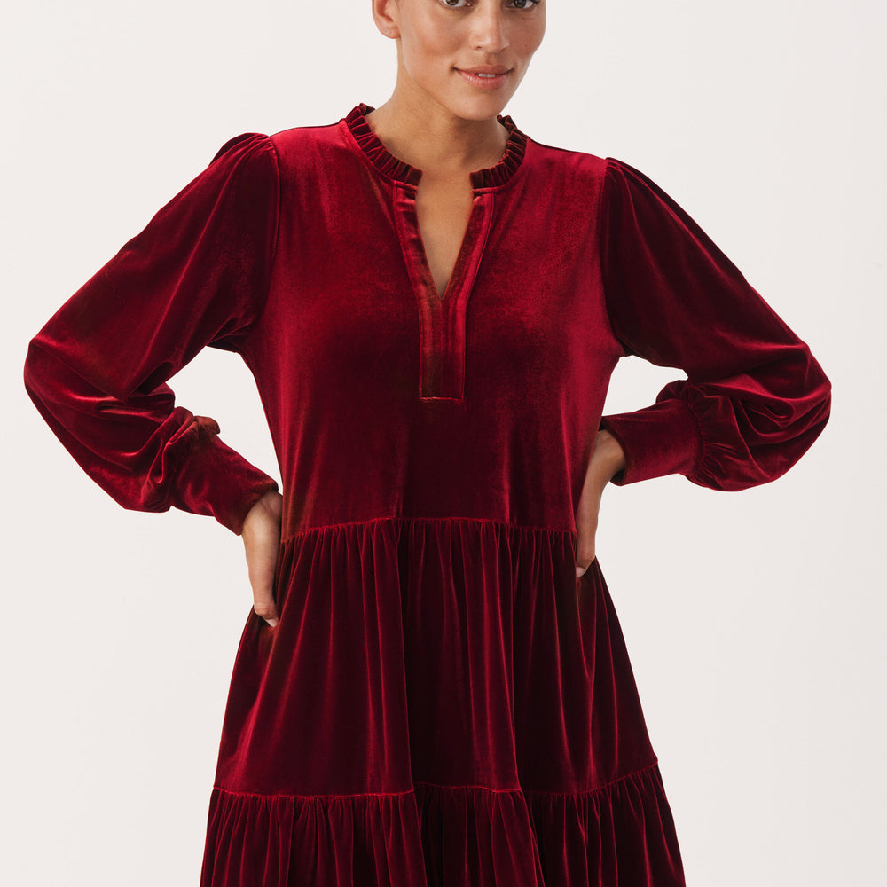 
                      
                        Viggase Dress Pomegranate
                      
                    