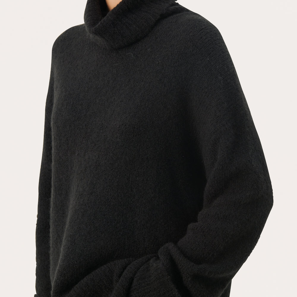 
                      
                        Leah Pullover Black
                      
                    