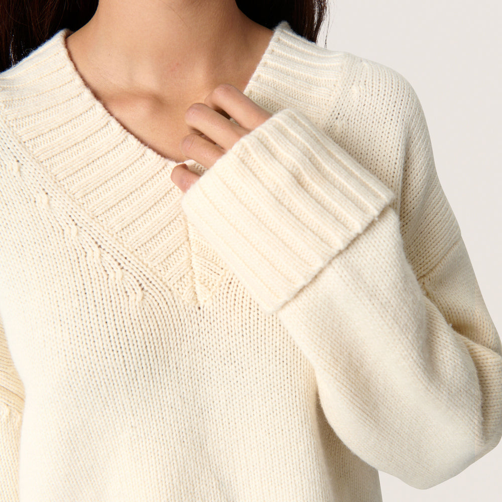 
                      
                        Moline V-neck Pullover Whisper White
                      
                    