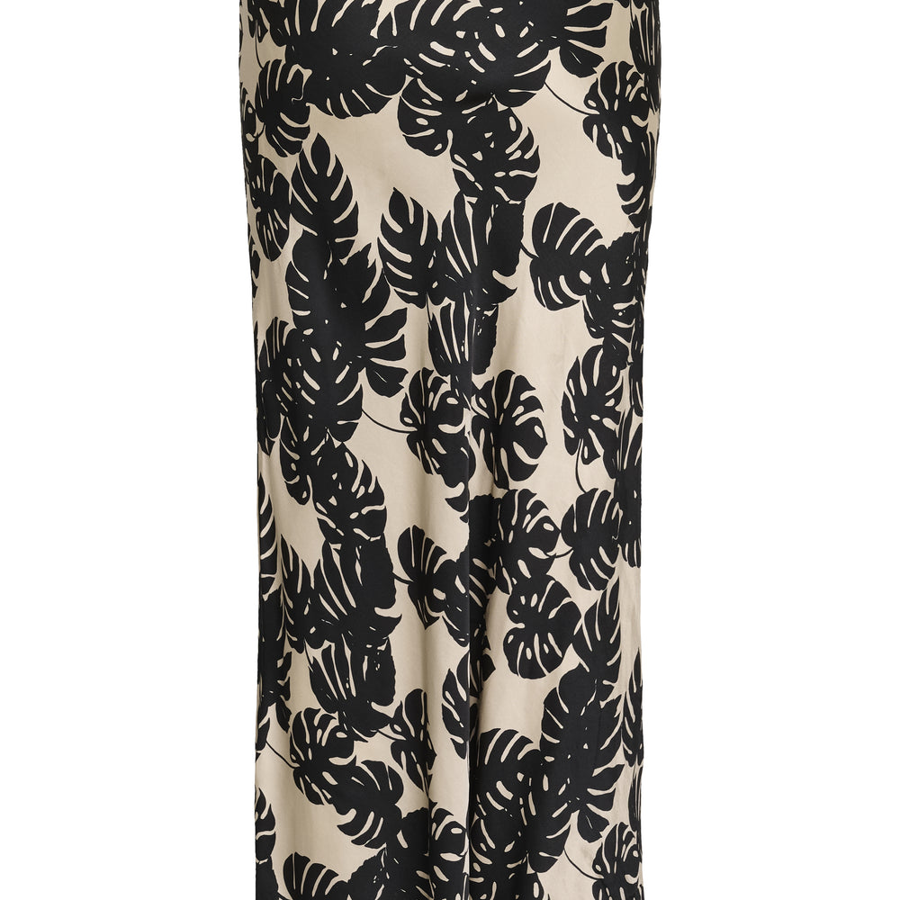 
                      
                        Miso Berna Skrit Black Palm Leave
                      
                    