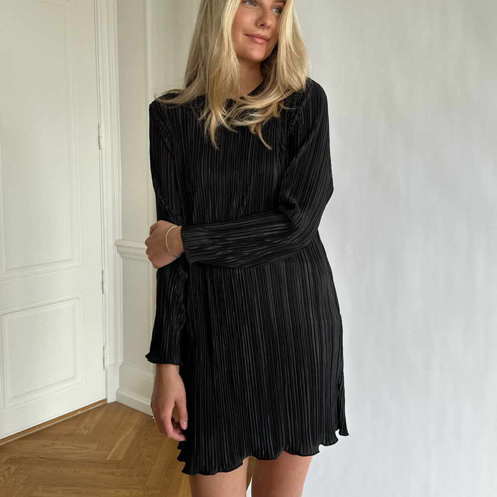 
                      
                        Kelly Plissé dress Black
                      
                    