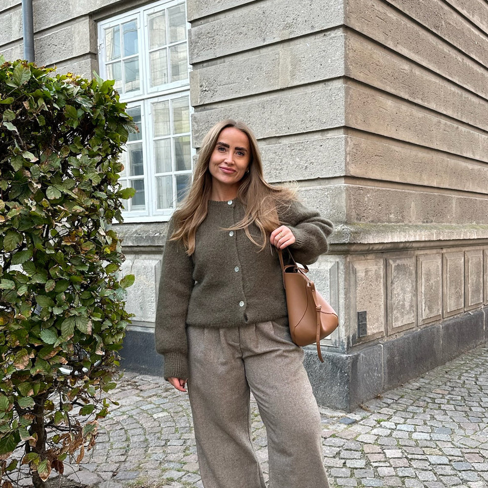 
                      
                        Ida Cardigan PREORDER Army
                      
                    