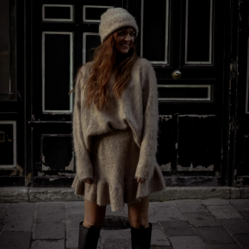 
                      
                        Boxy Sweater Beige
                      
                    