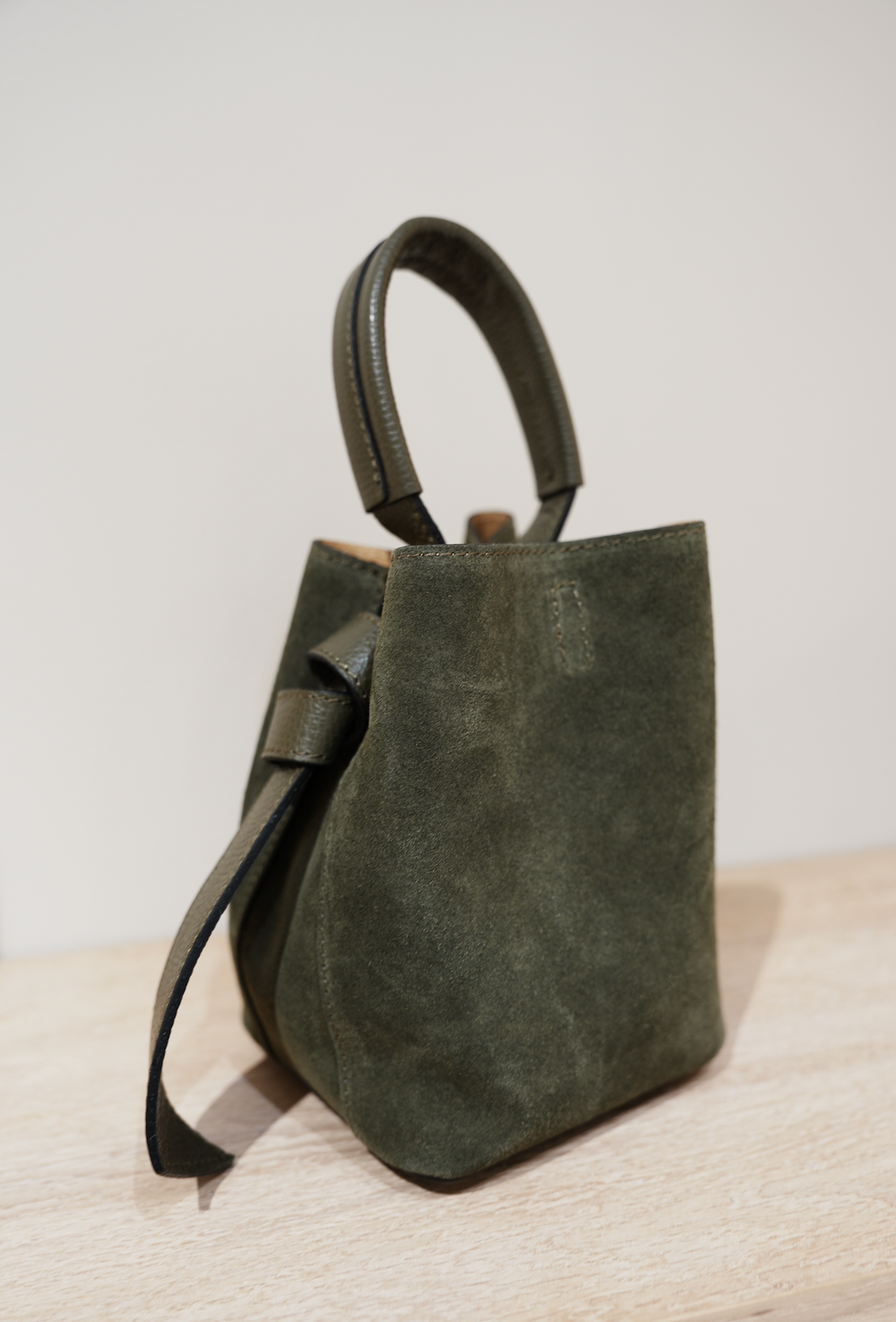 Bucketbag Semsket skinn Oliven