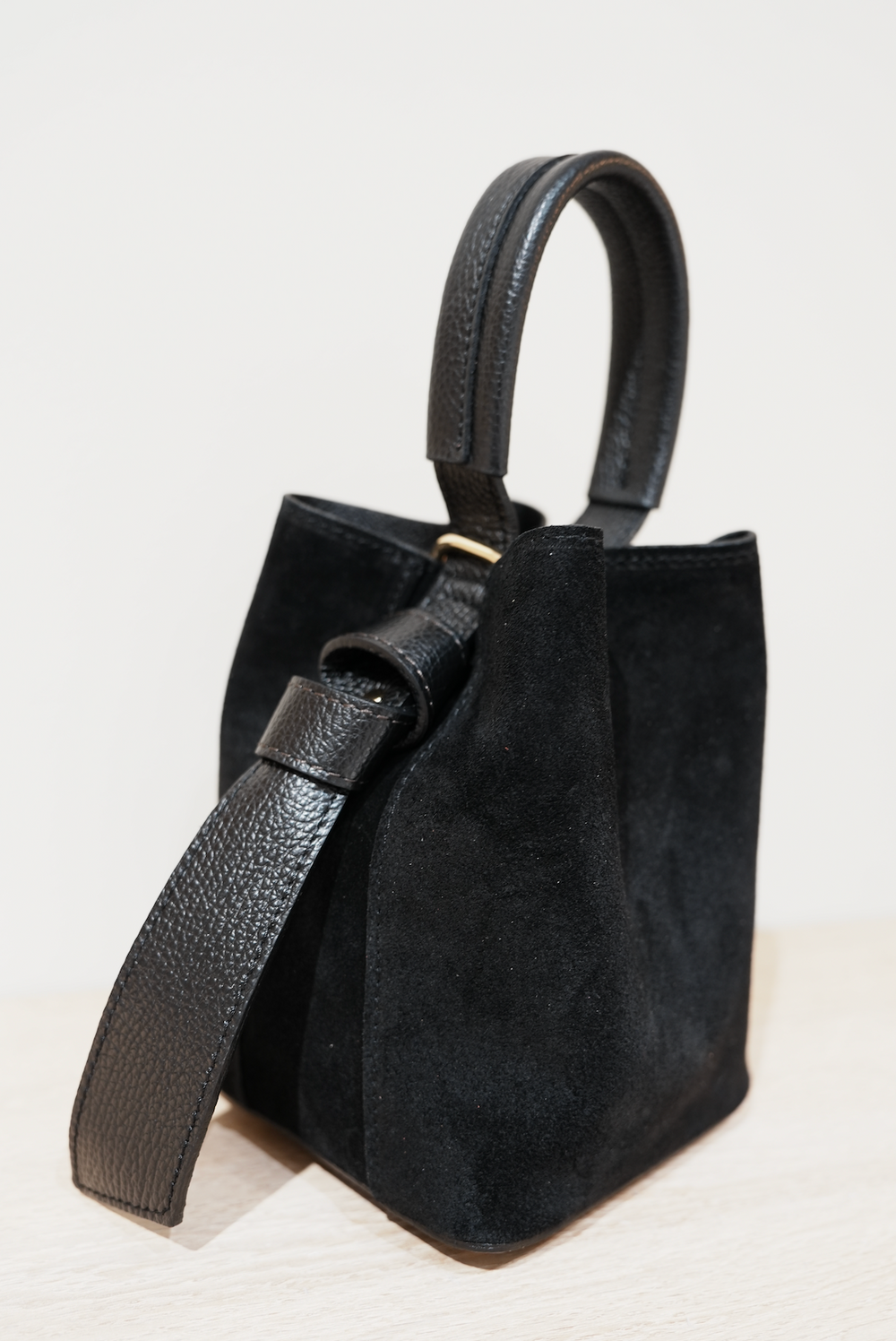 Bucketbag Semsket skinn Black