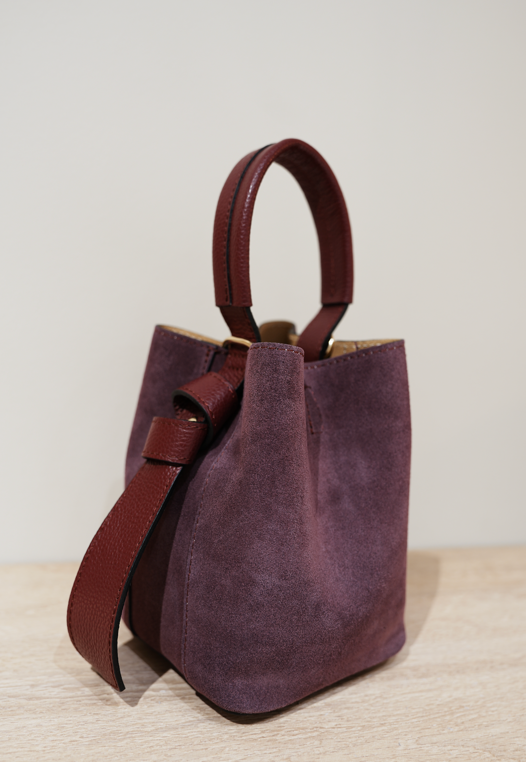 Bucketbag Semsket skinn Rich Plum