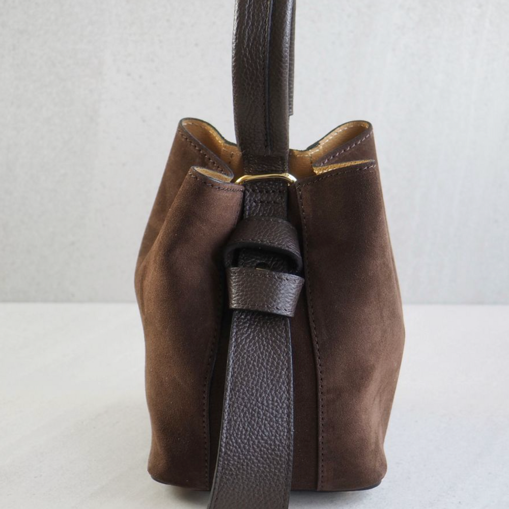 
                      
                        Bucket Bag Semsket Mørkebrun
                      
                    