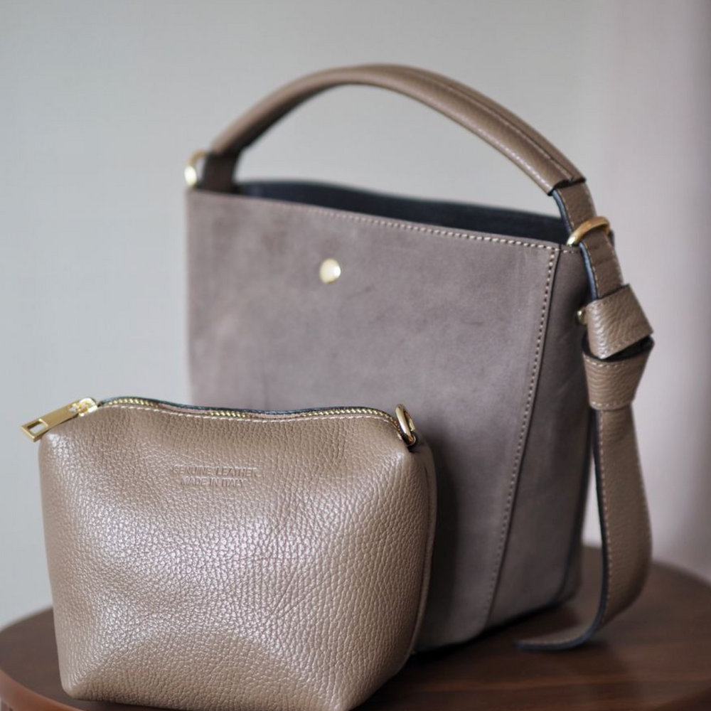 
                      
                        Bucket Bag Semsket Taupe
                      
                    