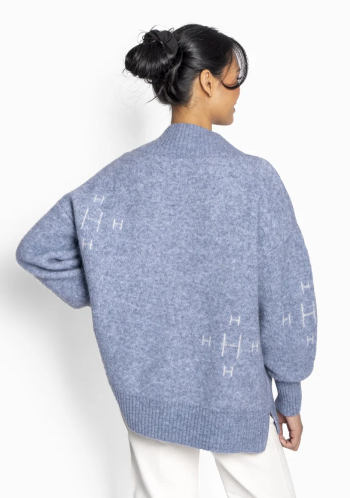 
                      
                        Fam V-neck sweater Faded Denim
                      
                    