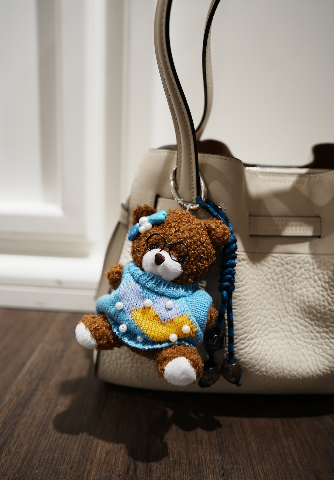 Teddybear w knitted blue sweater