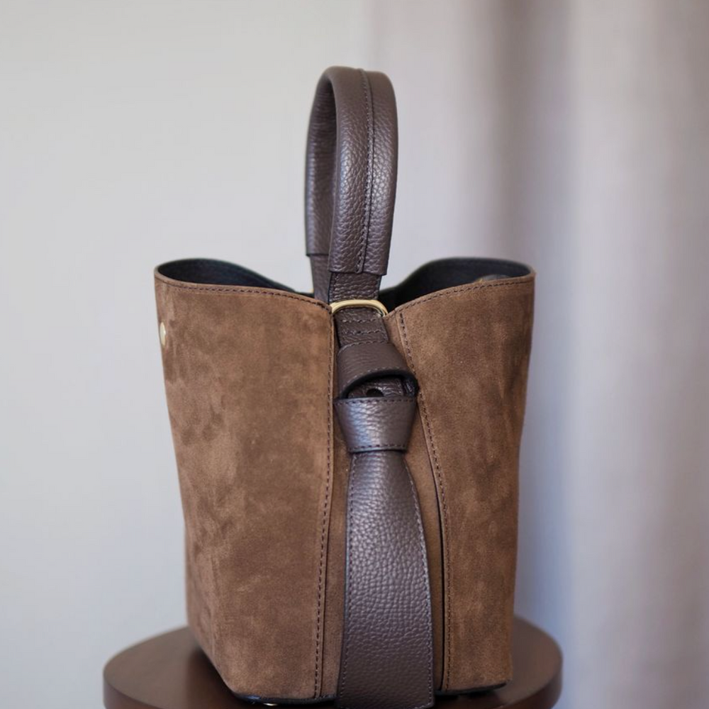 
                      
                        Bucket Bag Semsket Mellombrun
                      
                    