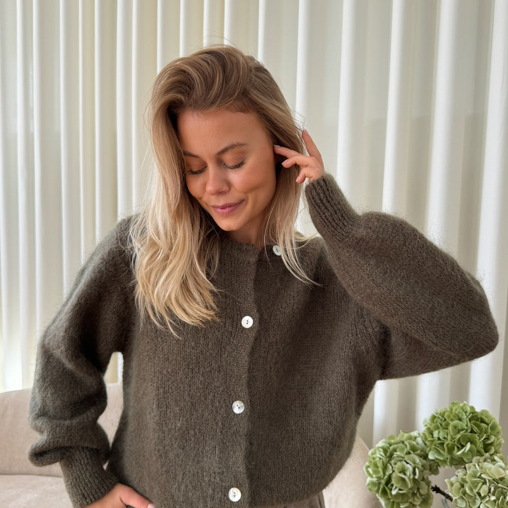 
                      
                        Ida Cardigan PREORDER Army
                      
                    