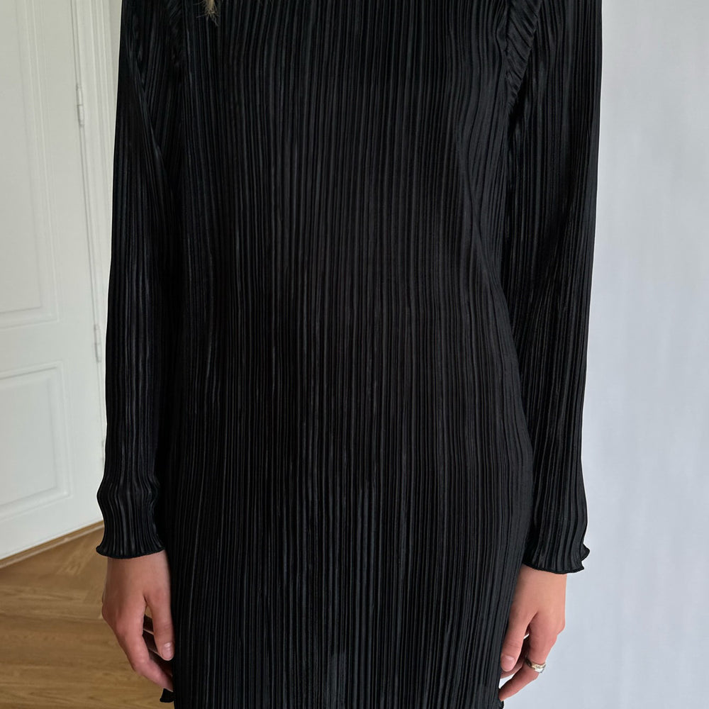 
                      
                        Kelly Plissé dress Black
                      
                    