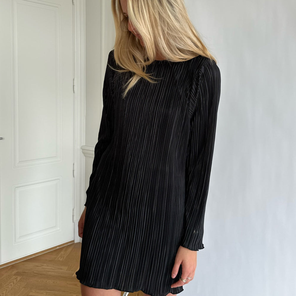 
                      
                        Kelly Plissé dress Black
                      
                    